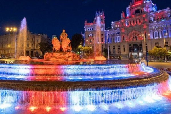 آبی و اناری شدن میدان ویژه جشنهای رئال مادرید عکس