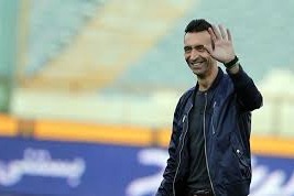 رضا عنایتی در نزدیکی نیمکت صنعت نفت