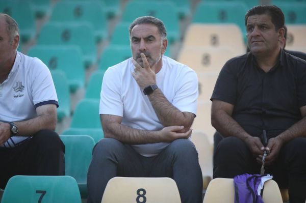 سرمربی سایپا تماشاگر بازی از روی سکو ها عکس