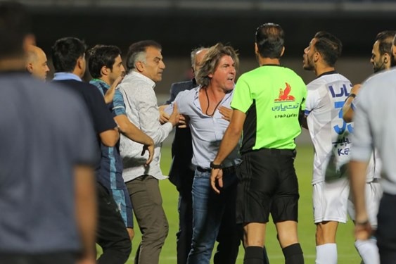  سرپرست گل‌گهر  ساپینتو محیط ورزش را با چاله میدان اشتباه گرفته کمیته انضباطی نباید چشم پوشی کند