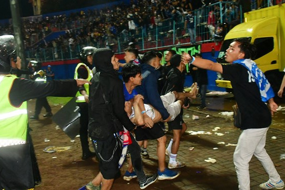  واکنش رئیس فیفا به فاجعه انسانی ورزشگاه اندونزی