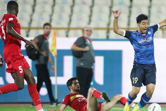 حاشیه بازی ذوبآهن و استقلال شهباززاده روی نیمکت رئیس کمیته داوران، بازیکن آبیها را ناامید کرد