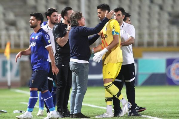 اظهارات تند کاپیتان استقلال حسینی خودتان از این داوریها خجالت نمیکشید