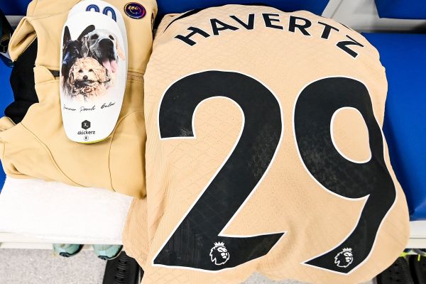 وایرال شدن عکس ساقبند مهاجم چلسی با تصویر سگهایش