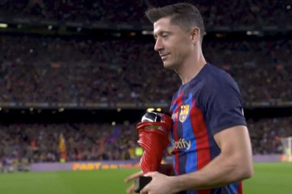  عکس؛ لواندوفسکی و جایزه‌ای که پیش از بازی مقابل آلمریا دریافت کرد