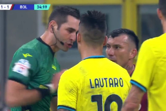 لوتارو توسط بازیکن شیلیایی تهدید شد؛ بیرون زمین میبینمت