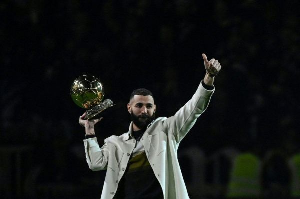  عکس؛ بنزما و رونمایی از توپ طلا در ورزشگاه لیون