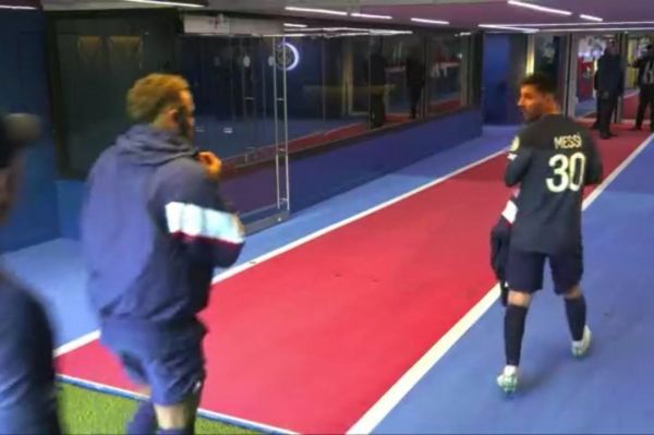 مسی و نیمار و ترک ورزشگاه پارک ده پرنس پیش از پایان بازی عکس