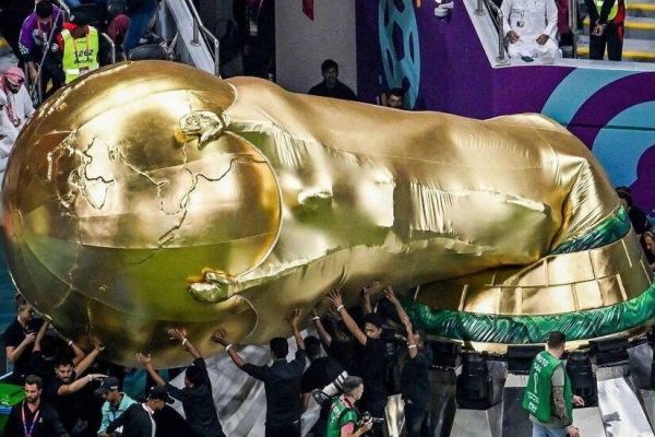 جام جهانی غول پیکر روی سر هواداران خراب شد