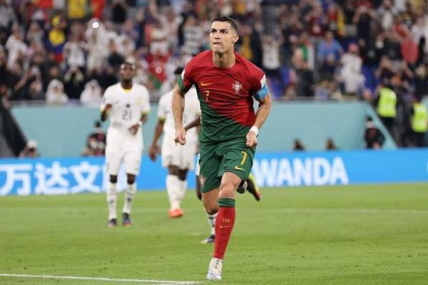 رونالدو و اولین جایزهاش در جام جهانی 2022 قطر عکس