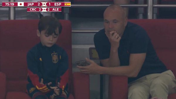  عکس؛ اینیستا و تماشای شکست اسپانیا مقابل ژاپن به همراه پسرش در ورزشگاه