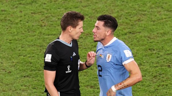 مدافع اروگوئه یکی از اعضای فیفا را کتک زد عکس