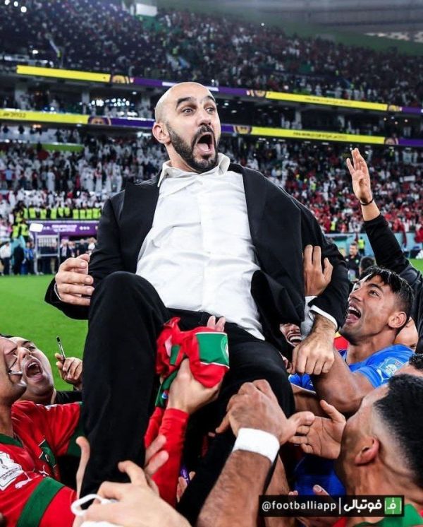  الرکراکی روی ابرها    تصاویر جالب ولید الرکراکی، سرمربی مراکش روی دست بازیکنان این تیم پس از صعود تاریخی به نیمه‌نهایی