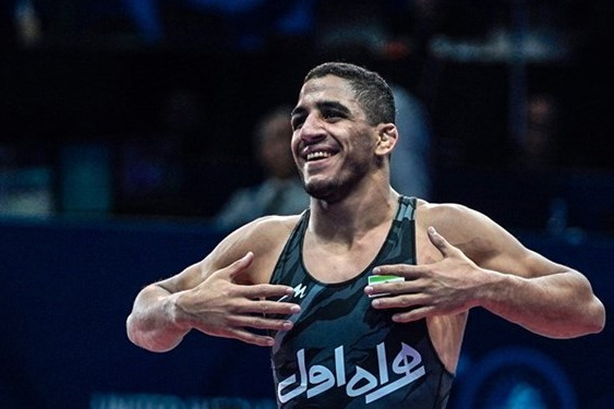  من همیشه سرباز کشورم هستم   تا جایی که بتوانم مدال می آورم تا دل مردم شاد شود