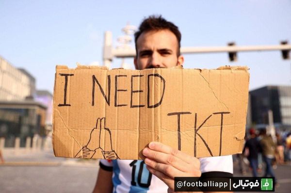  تصویری از هوادار آرژانتینی جلوی درب ورزشگاه لوسیل که موفق به دریافت بلیت فینال جام جهانی نشده است