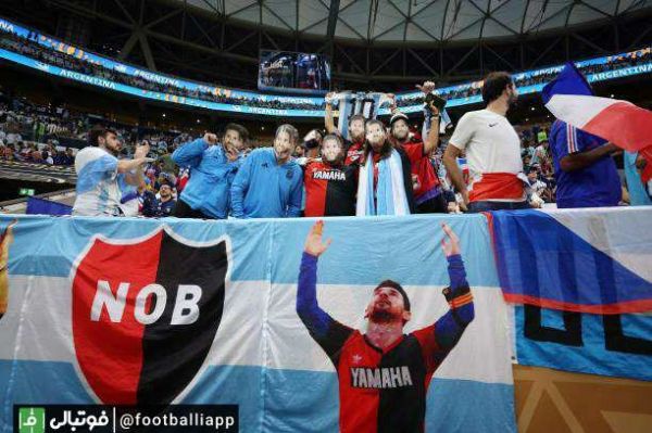  هواداران تیم ملی فوتبال آرژانتین با المانها و نشانه های لیونل مسی، ورزشگاه لوسیل را پر کرده اند