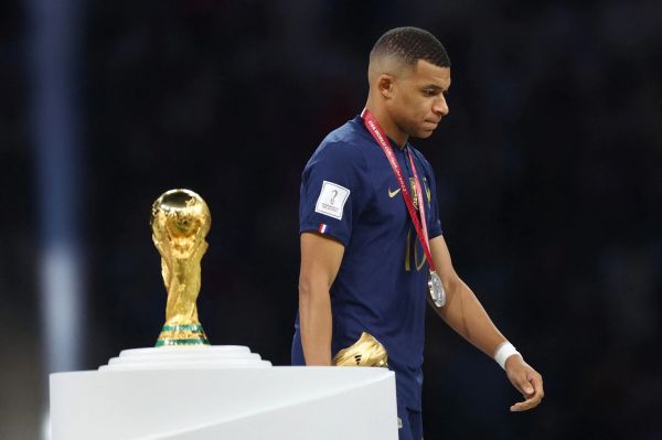 عکس نوشت؛ لحظهای که امباپه با ناراحتی از کنار کاپ جام جهانی عبور کرد