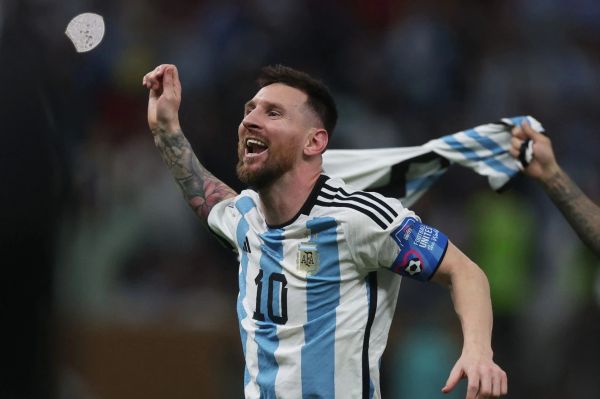  واکنش مسی به قهرمانی در جام جهانی و ماندن یا رفتن از تیم ملی آرژانتین  فعلا هستم