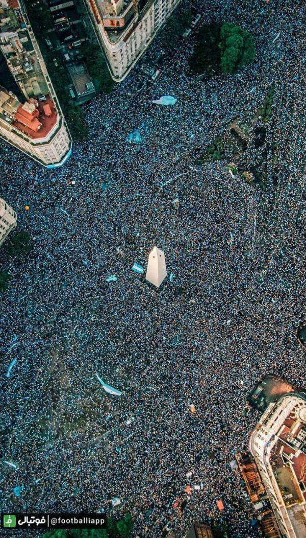  عکس نوشت  آرژانتینی ها در بوینوس آیرس در انتظار ورود کاروان تیم ملی فوتبال آرژانتین با جام جهانی