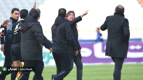  ماجرای درگیری مربیان استقلال و مس رفسنجان در پایان نیمه اول عکس