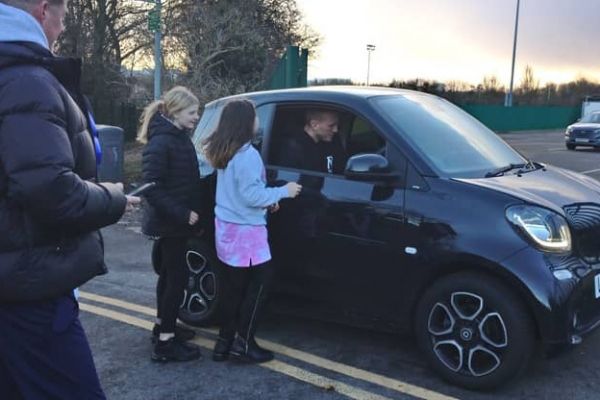 تعجب هواداران از خودروی کوچک مدافع 198 سانتیمتری نیوکاسل