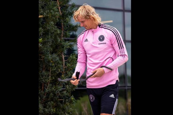 عکس؛ بازیکن اینترمیامی در تمرین «مار» گرفت