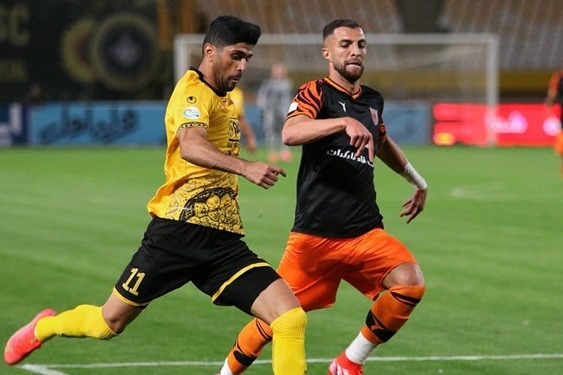 حاشیه بازی مس رفسنجان و سپاهان بازی لیگ برتری در زمین خاکی کنایه جالب گزارشگر به خارجیهای دو تیم