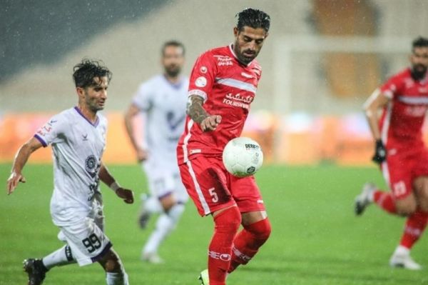 مدافع پرسپولیس برای ماندن یا جدایی تا پایان هفته تصمیم میگیرد