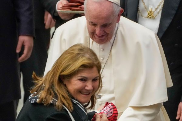 عکس؛ هدیهای که مادر رونالدو به دست پاپ فرانسیس رساند
