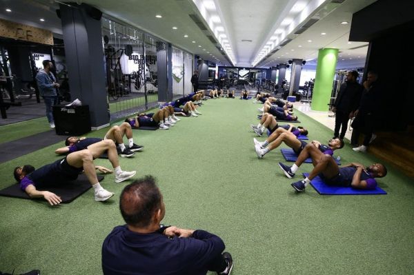 نمایشگاه عضله در تمرین استقلال عکس