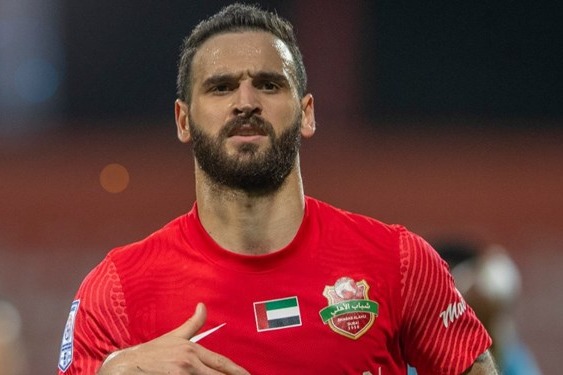 نوراللهی ستاره شباب الاهلی تقابل بازیکن سابق پرسپولیس با مرد سال آسیا عکس