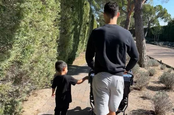 عکسی که نامزد رونالدو از پیادهروی فوق ستاره پرتغالی با بچهها منتشر کرد