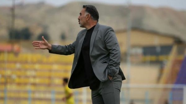 حاشیه بازی نفت مسجدسلیمان و پرسپولیس اعتراض فکری پیش از شروع نیمه دوم تماشای بازی همراه با قلیان در پشت بام +عکس