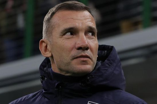 مادر و خواهر اسطوره میلان در یک پناهگاه گیر افتادهاند