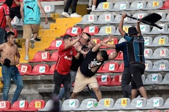  زدوخورد شدید در لیگ امارات  ضرب و شتم بازیکن توسط هوادار  عکس