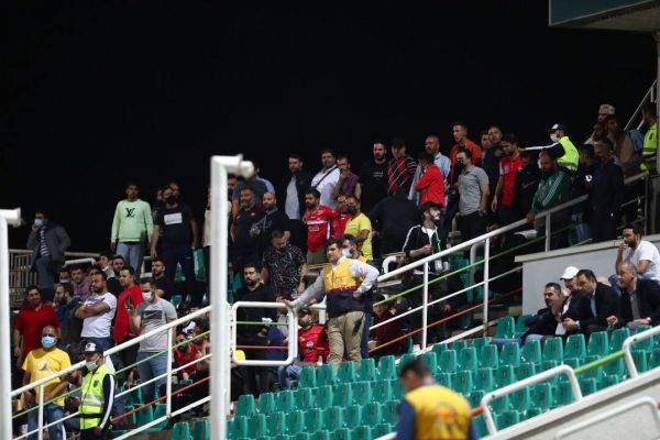 روز عجیب ورزشگاه دستگردی؛ لیزر، طبل و فحاشی در بازی بدون تماشاگر