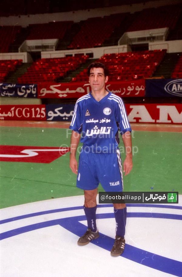  نوستالژی  وحیدشمسایی، سرمربی کنونی تیم ملی فوتسال ایران، با پیراهن تیم فوتسال استقلال در سال ۱۳۸۱