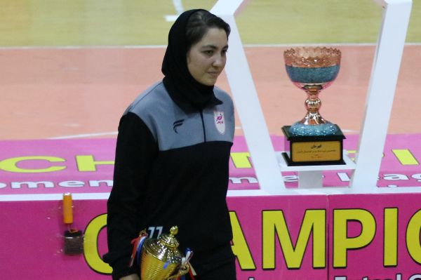 مارال ترکمان به عنوان خانم گلی لیگ برتر فوتسال رسید دریافت جایزه با چشمانی اشکبار
