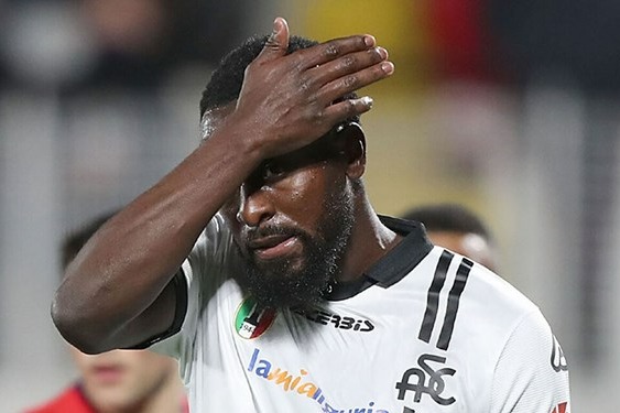  عجیب‌ترین تعویض در فوتبال  گوشواره‌‌ای که سوژه کل دنیا شد  عکس