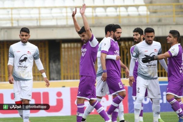 استقبال اندک تماشاگران از تراکتور - هوادار عکس