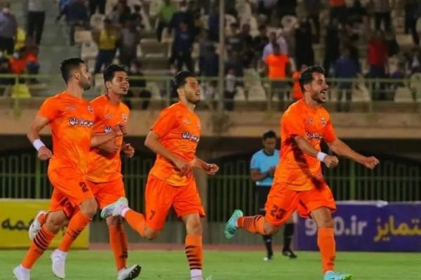  حمله به بازیکنان مس پیش از ورود به ورزشگاه خرم آباد