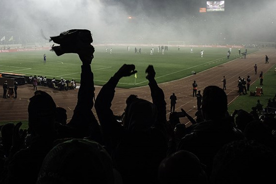  حاشیه بازی استقلال خوزستان و مس کرمان  توقف بازی به دلیل فحاشی تماشاگران