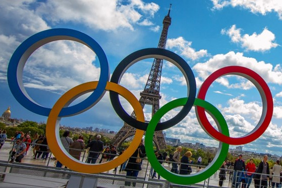  نقاشی برج ایفل برای بازی‌های المپیک پاریس  عکس