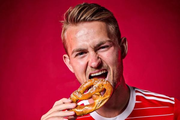  عکس؛ شیرینی خوردن خرید جدید بایرن مونیخ و شماره‌ای که قرار است بپوشد