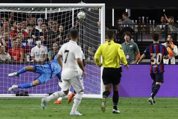 لحظهای دیدنی که خرید جدید بارسلونا اولین گل الکلاسیکو را زد عکس