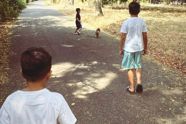 عکس؛ گل دادن همسر مسی به پسرش و بازی بچههای لئو در فضای آزاد