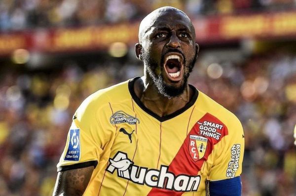  هافبک فرانسوی لنز در واکنش به علاقه میلان به خودش  در کشورم لذت می‌برم