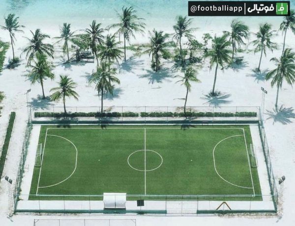  تصویری از زمین فوتبال زیبا در سواحل مالد‌یو