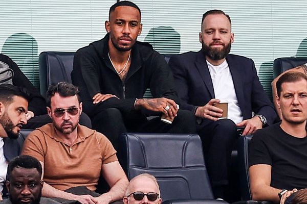 عکس؛ مهاجم تازهوارد چلسی تماشاگر پیروزی همتیمیهایش