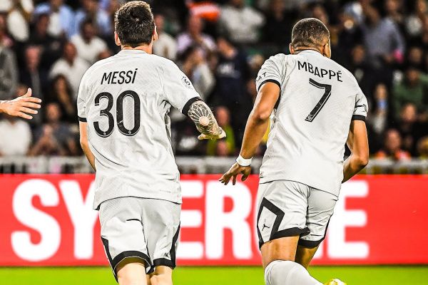  قابی از تشکر امباپه از پاس‌های طلایی مسی